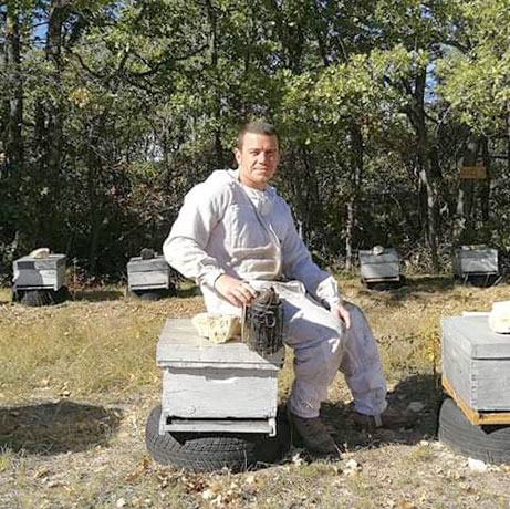 Fabrice Pebre Apiculteur à Gréoux-les-Bains Fabrice Pebre, Apiculteur à Gréoux-les-Bains